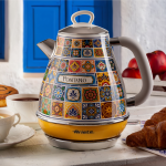 Електрическата кана VINTAGE, 1,7 л – Positano, придава цвят на масата за закуска, на която са подредени плодове и сладкиши.