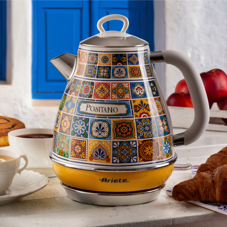 Електрическата кана VINTAGE, 1,7 л – Positano, придава цвят на масата за закуска, на която са подредени плодове и сладкиши.