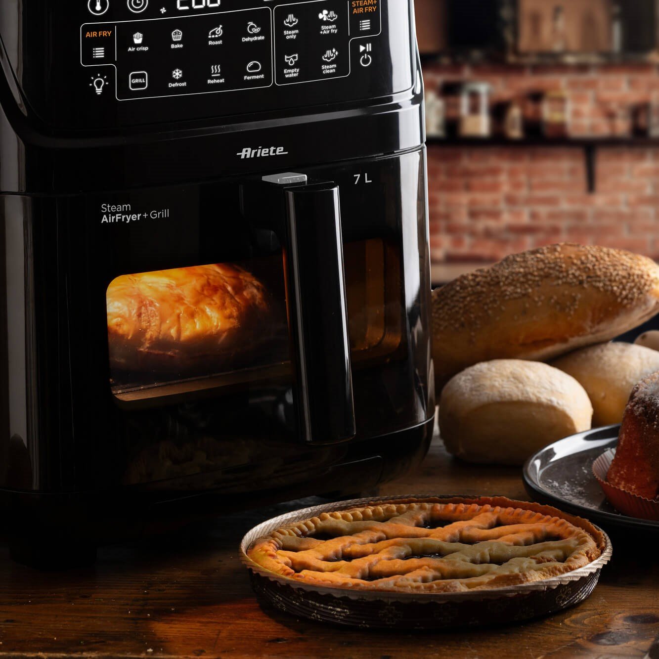 Фритюрник с горещ въздух 4в1 AIR FRYER STEAM + GRILL 7л пече баница с баница и рула на масата.