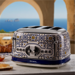 Тостер VINTAGE, за 4 филии – Capri, стои на маса, а на заден план се разкрива гледка към морето.