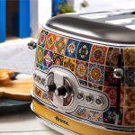 Тостер VINTAGE, за 4 филии – модел „Positano“ с мотив от плочки, стои на кухненския плот до препечения хляб.