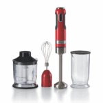 Червеният миксер Ariete се предлага с приставки: купа за разбиване, бъркалка и мерителна чаша на бял фон.