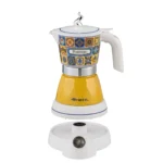 Цветна Електрическа кафеварка Moka Vintage Capri с декор от плочки и жълта основа е поставена на бяла електрическа стойка.