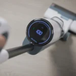 Близък план на дисплея на дръжката на Aqua Force Wash & Vacuum, показващ "100" и икона на батерията.
