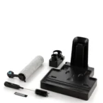 Черни и сиви аксесоари за почистване за Вертикална прахосмукачка Aqua Force Wash & Vacuum на бял фон.