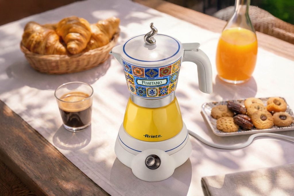 Електрическа кафемашина „Moka Vintage Positano“ сред закуски и кафе при естествена светлина.