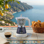Електрическа кафемашина „Moka Vintage Capri“ стои върху плот с фаянсови плочки, откъдето се разкрива гледка към слънчевия крайбрежен пейзаж с лимонови дървета.