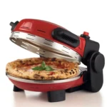 Червена Фурна за пица "Pizzeria Gourmet" с отворен капак показва приготвена пица, покрита с пресен босилек.