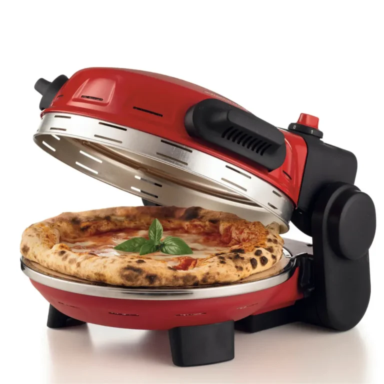 Червена Фурна за пица "Pizzeria Gourmet" с отворен капак показва приготвена пица, покрита с пресен босилек.