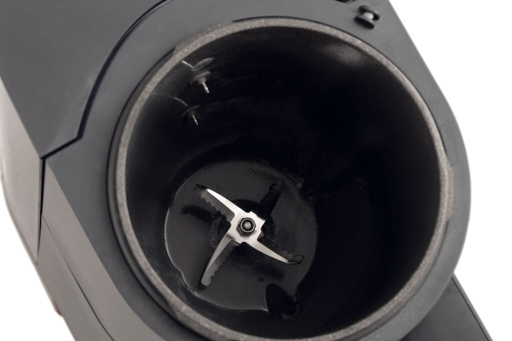 Близък план на празна Уред за ядково мляко My Veggie Drink с видими метални остриета.