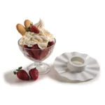 Стъклена десертна чиния с ягоди, бита сметана и божии пръсти до Кухненски робот Vintage.