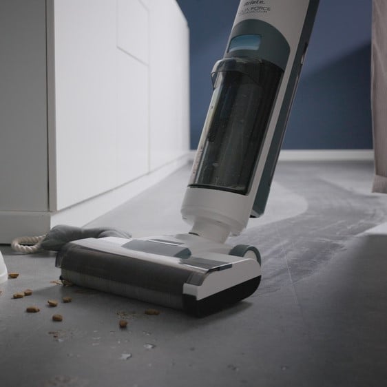 Вертикалната прахосмукачка Aqua Force Wash & Vacuum събира трохи и течности от пода до шкафа в кухнята.