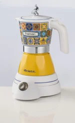 Електрическа кафеварка Moka Vintage Capri с шарени плочки, етикет "Positano" и жълта основа Ariete.