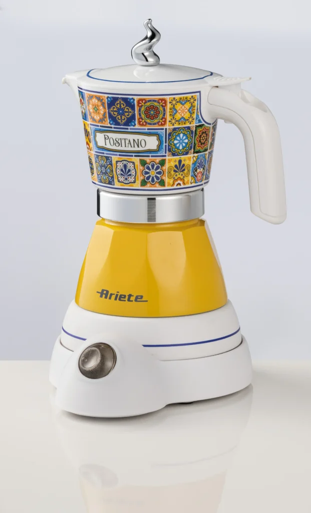 Електрическа кафеварка Moka Vintage Capri с шарени плочки, етикет "Positano" и жълта основа Ariete.