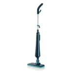 Парочистачка Easy Steam в тилово и черно с правоъгълна основа стои изправена на бял фон.