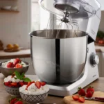 Планетарен миксер Gourmet Supreme 10L стои на плота до купа със сметана и ягоди.