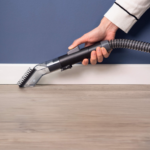 Spot Cleaner Steam Pro 5in1 почиства краищата на пода и первазите с помощта на приставката за локално почистване.