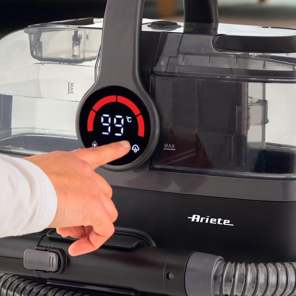 Ръка натиска бутона за 99 °C на цифровия дисплей на почистващата машина Spot Cleaner Steam Pro 5in1.