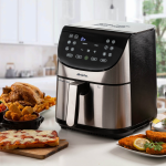 Фритюрникът с горещ въздух Airy Fryer Metal 7 л стои на кухненския плот до пицата и пърженото пиле.