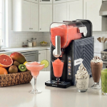 Уредът Ariete MySlush & IceCream 6-в-1 приготвя розов слаш, както и смутита, а до него се намира фритюрник с обем 9 литра и две кошници.