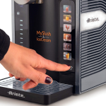 Някой избира опцията „Охладен сок“ на машината за сладолед 6 в 1 Ariete MySlush & IceCream, намираща се до фритюрника с горещ въздух Ariete.