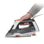 Ръка, държаща парна ютия „Smart Step Up“ с автоматично повдигане, 2400 W, която натиска върху равна повърхност — постигайки впечатляващи резултати, сравними с тези на парочистачката „X-Vapor Comfort“ с нейното впечатляващо налягане на парата от 5 бара.