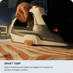 Ръка държи парната ютия Smart Step Up с автоматично повдигане, 2400 W, и я притиска към раирана материя. Фонът е леко размазан, а изображението акцентира върху функцията Smart Temp и мощността от 5 бара чрез текст на български език в долната част, подчертавайки производителността на нивото на парочистачката X-Vapor Comfort.