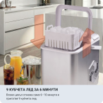 Компактна машина за лед, с капацитет 12 кг/24 ч., стои върху кухненския плот и произвежда кубчета лед в кошница. До нея има чаши с леден чай и портокалов сок. Стрелките подчертават процеса на производство на лед. Текстът на български език описва скоростта и капацитета на уреда, което го прави идеален за домашен сладолед или ледени напитки у дома.