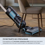 Прахосмукачката за мокро и сухо почистване AquaForce Easy Wash & Vacuum с дълъг 5-метров кабел почиства под дървен стол върху кафяв под, като осигурява непрекъснато почистване, без да се налага да се притеснявате за батерията. До нея е разположена машина за сладолед, идеална за домашно приготвени десерти.