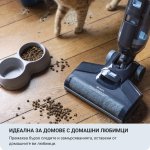 Прахосмукачката за мокро и сухо почистване AquaForce Easy Wash & Vacuum събира разсипана храна за домашни любимци в сива купичка върху дървен под. Текстът на български език подчертава нейната ефективност за домове с домашни любимци и прави ежедневното почистване толкова лесно и удобно, колкото използването на машина за сладолед с компресор. В горната част на изображението се виждат лапите на котка.