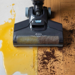 Прахосмукачката за мокро и сухо почистване AquaForce Easy Wash & Vacuum отстранява разлята течност и утайка от кафе върху твърда подова настилка, като оставя ясно разграничение между замърсената и почистената зона – също толкова безпроблемно, както машина за сорбе отделя фин сорбе от съставките му.