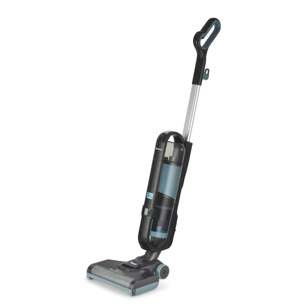 Прахосмукачката за мокро и сухо почистване AquaForce Easy Wash & Vacuum, с елегантен черно-сив дизайн, прозрачен контейнер за прах и ергономична дръжка, стои изправена на бял фон — съвременният ѝ вид напомня на луксозни кухненски уреди като машина за сладолед с компресор, умело съчетавайки иновативна технология със стилна естетика.