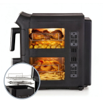 Показан е черен фритюрник с горещ въздух с две кошници „Air Fryer Vertical Duo“, 11 л, в който се приготвят пилешки бутчета с картофи, понички и картофки. На вмъкнатата снимка се виждат подвижните решетки до отворената фурна. За допълнително удобство в модерната ви кухня съчетайте този уред с робот-прахосмукачка с моп за лесно почистване след всяко хранене.