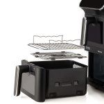 Черна фритюрница с горещ въздух с две кошници „Air Fryer Vertical Duo“, 11 л, е показана с извадени кошници, в които са разположени две метални рафта една над друга, а част от основата на уреда се вижда вдясно. Наблизо робот-прахосмукачка с Wi-Fi е готов да улесни почистването, съчетавайки съвременно удобство и ефективно готвене.