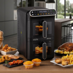Фритюрник с горещ въздух с две кошници „Air Fryer Vertical Duo“, с обем 11 литра в черен цвят, стои на кухненския плот, заобиколен от пържени храни като пилешки крилца, скариди, лучени пръстени, картофени уеджове и мъфини. На заден план модерната кухня разполага с робот-прахосмукачка с Wi-Fi за безпроблемно почистване.