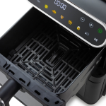 Крупно изображение на отворената кошница на Air Fryer Vertical Duo – фритюрник с горещ въздух с обем 11 л и две кошници, снабден с цифров панел за управление с икони на храни и бутони за настройка в горната част; празните, безупречно чисти кошници отразяват подредеността, която бихте очаквали в дом, поддържан и от робот прахосмукачка с Wi-Fi.
