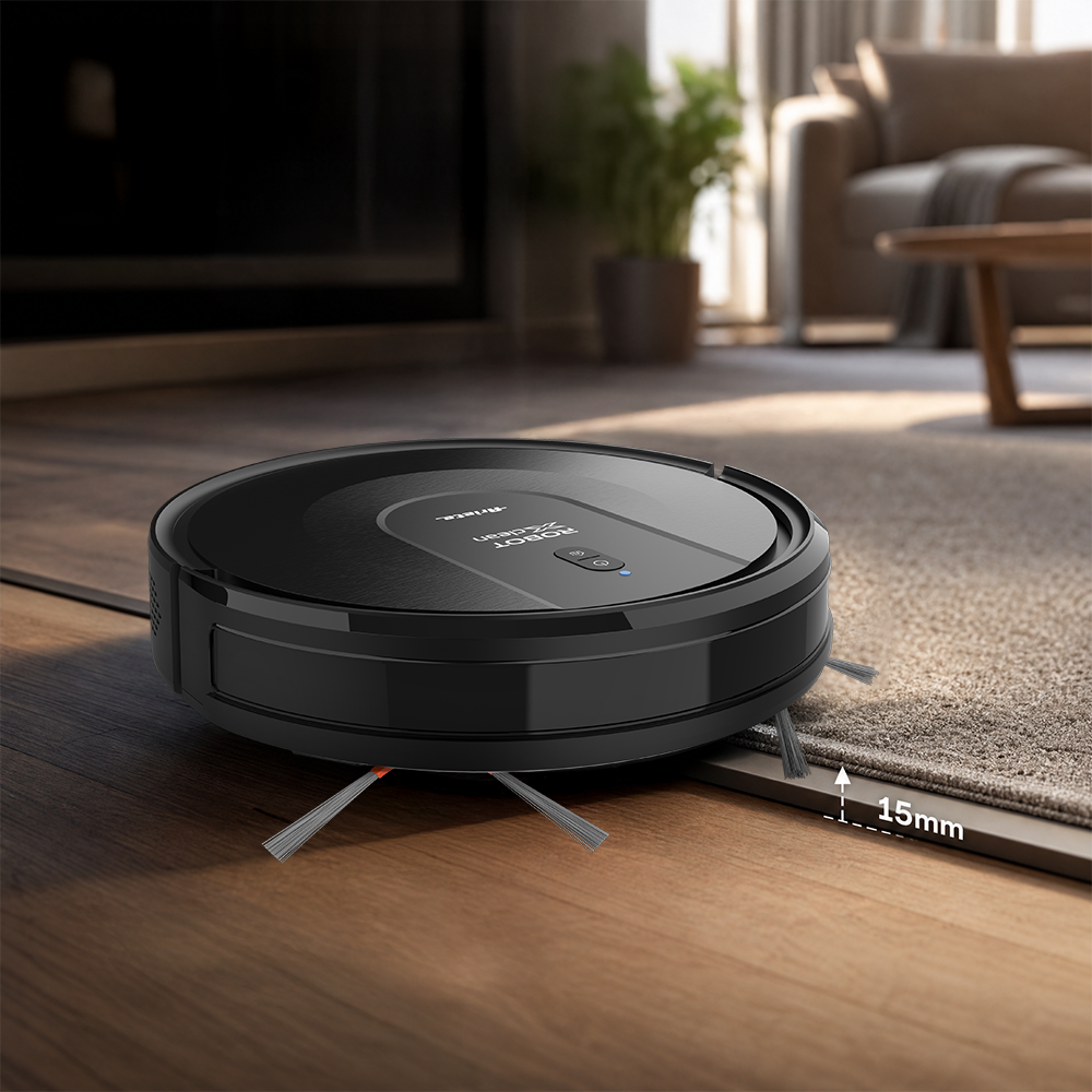 Роботът прахосмукачка X-Clean 3in1 с Wi-Fi, в елегантен черен цвят, лесно преминава от дървен под към килим, като демонстрира способността си да се справя с разлика във височината от 15 мм между повърхностите. На заден план, до осветения от слънцето прозорец, стои машина за сладолед с компресор, готова да приготви вкусен домашен сладолед. Слънчевата светлина прониква в стаята, подчертавайки модерната атмосфера на дома.